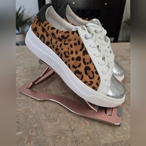 Söfft  Fianna Leather Sneaker.   Size: 6  Women's